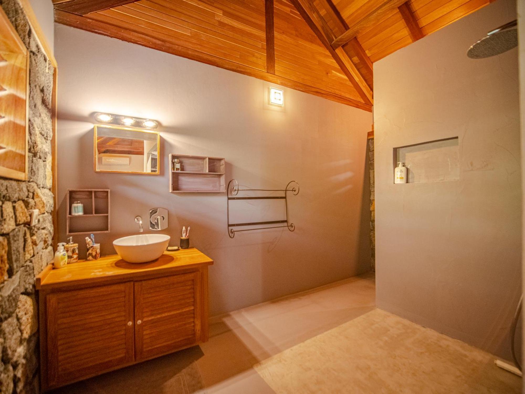 La Kaz Veloutier - Villa 4 Chambres Avec Piscine ลาซาลีน เลอแบ็ง ภายนอก รูปภาพ